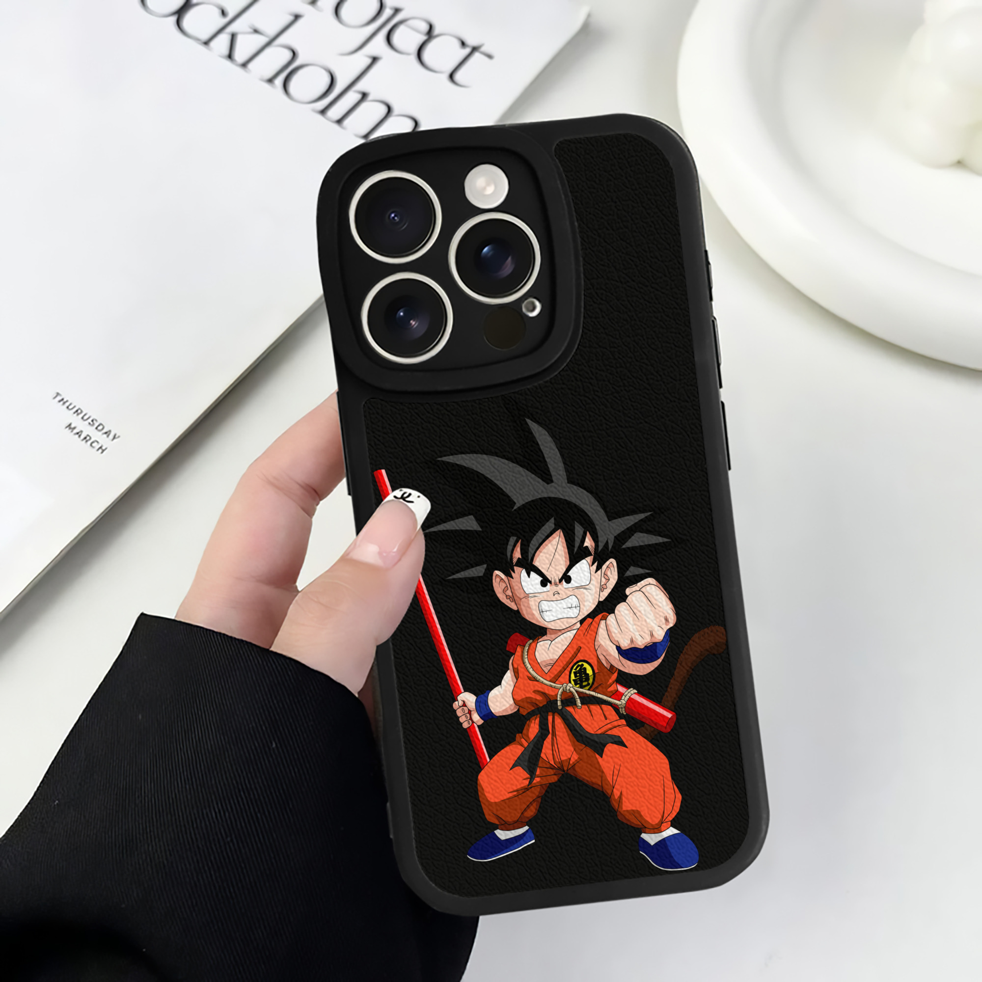 （画像用） ドラゴンボール 孫悟空（そん ごくう）Son Goku カカロット DRAGON BALL Kakarotto 【iPhone 16シリーズ対応】シリコンスマホケース（レザー調） 材質：シリコン
